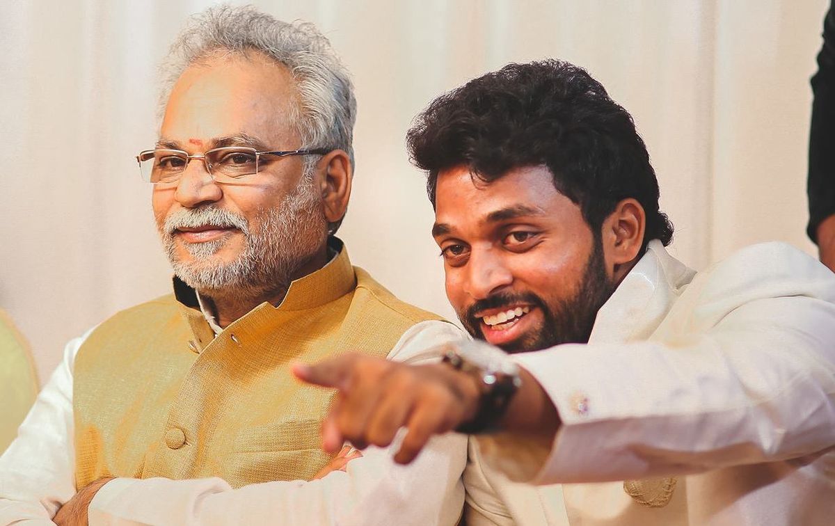 अपने पिता के साथ मनोज कृष्ण तननेरु