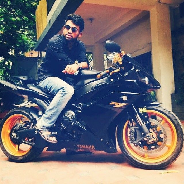 मनोज कृष्ण तननेरु अपनी बाइक के साथ