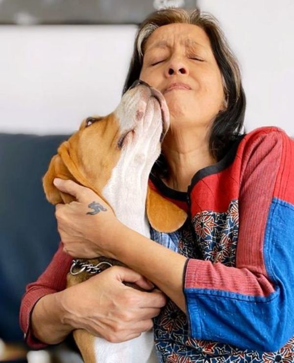 Neena Kulkarni cu câinele ei de companie