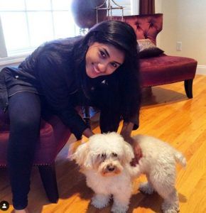 Ragini Chandran bên chú chó cưng