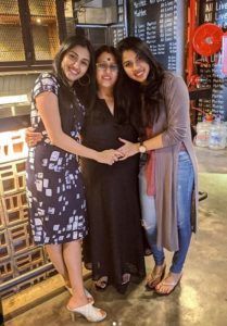 Ragini Chandran avec sa mère et sa sœur