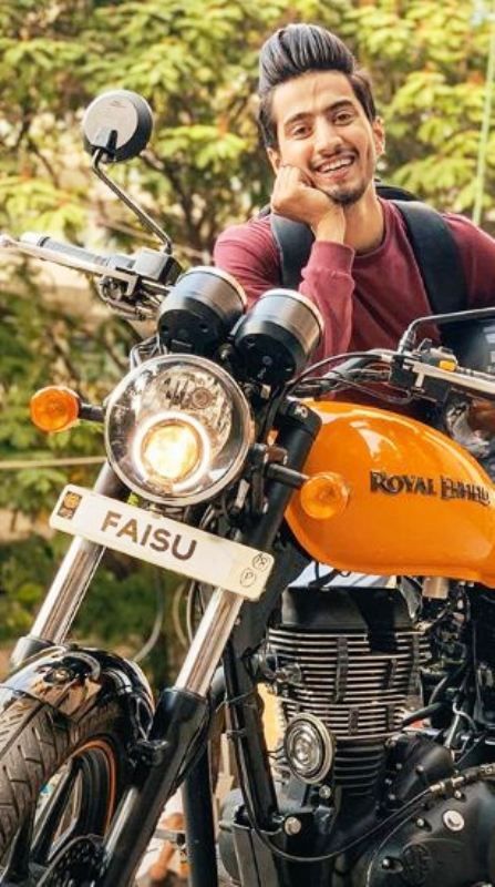Faisal Shaikh poserer med sin motorcykel