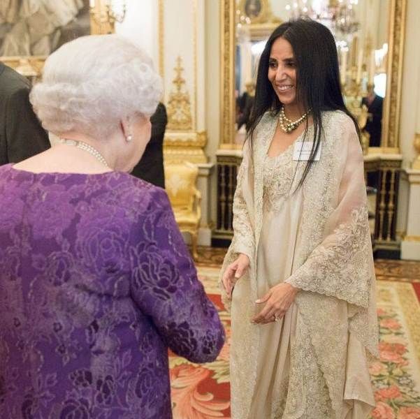 अनामिका खन्ना की इंग्लैंड की रानी से मुलाकात की एक तस्वीर