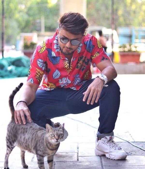 Awez Darbar med en kat