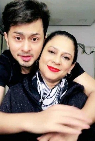 Awez Darbar กับแม่ของเขา