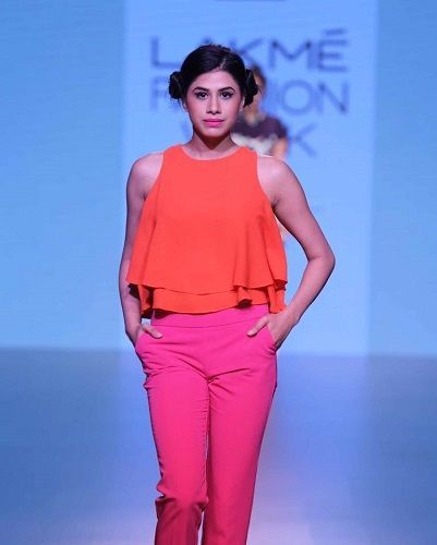 Malvika Sitlani dalam Lakme Fashion Week
