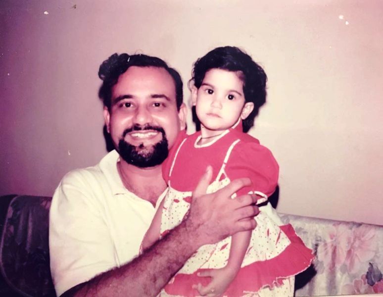 Vaikystės nuotrauka - Aaditi Pohankar su tėvu