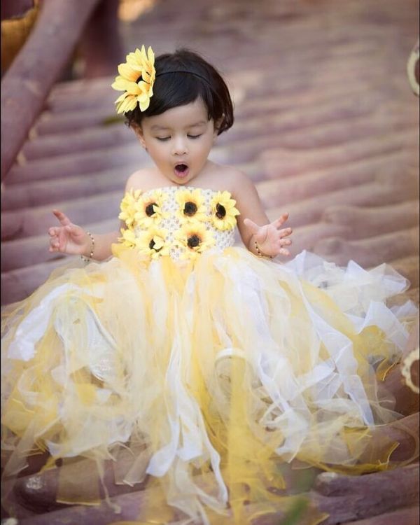 Ziva Dhoni, der im gelben Kleid entzückend aussieht