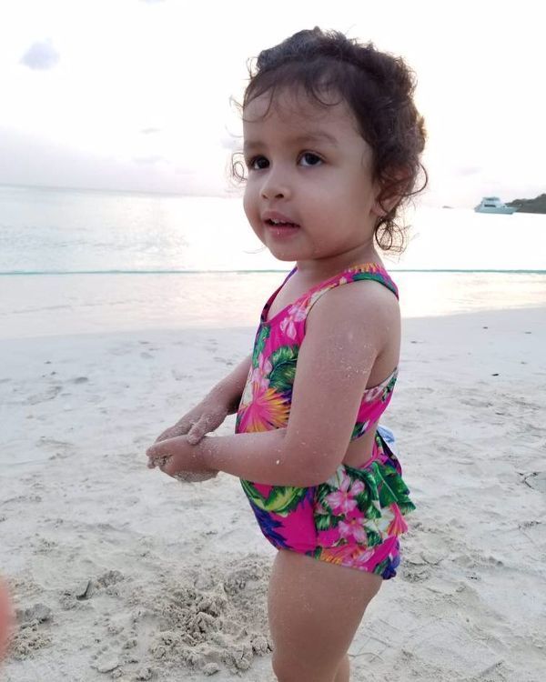 Ziva Dhoni posiert am Strand