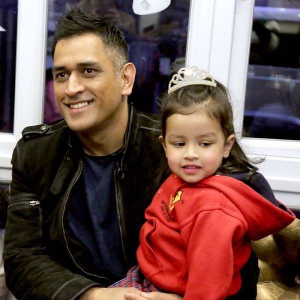 Зива Дхони со своим отцом в первый ежегодный школьный день