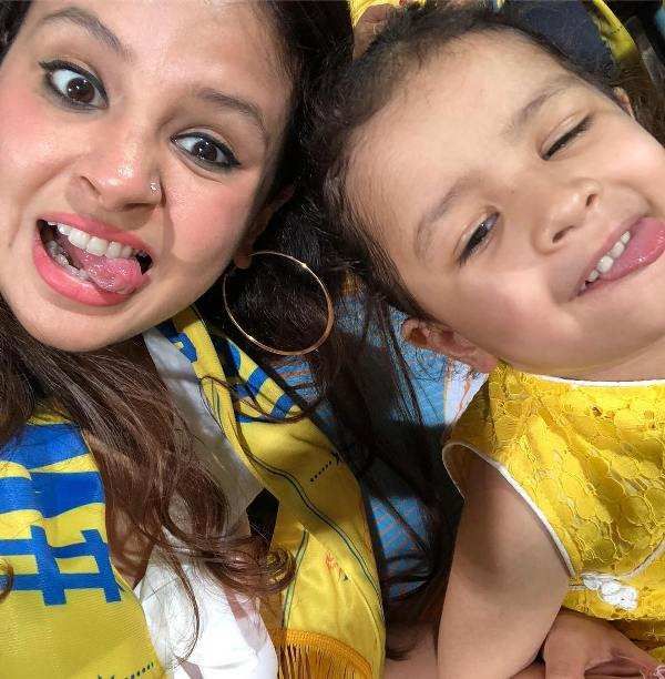 Ziva Dhoni macht Masti im Stadion mit ihrer Mutter