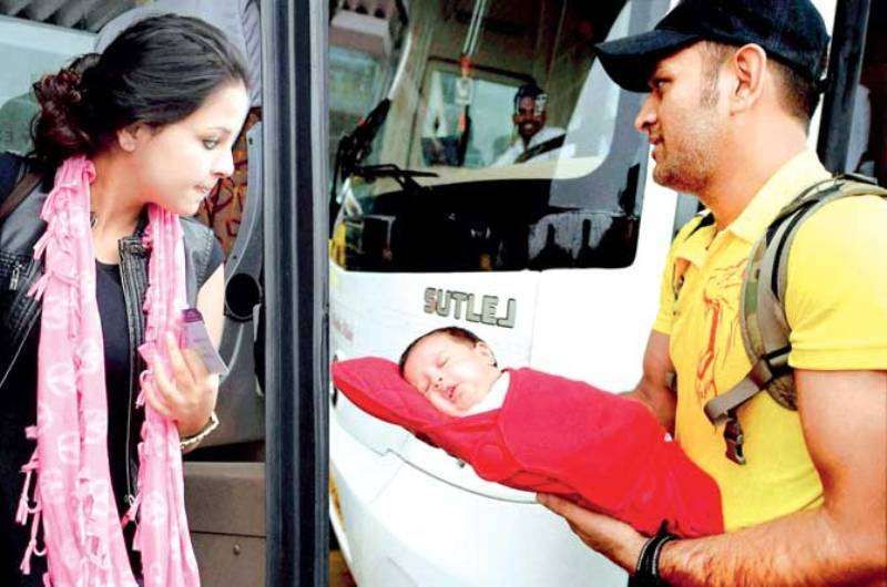 Zwei Monate alte Ziva Dhoni mit ihrem Vater und ihrer Mutter