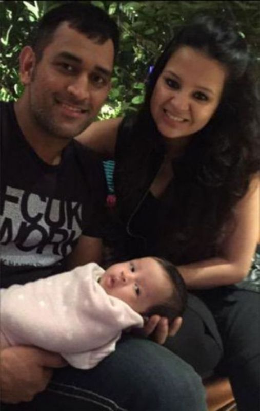 Ziva Dhoni mit ihren Eltern