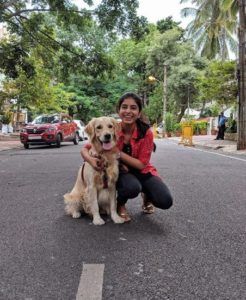 Siddhi Mahajankatti bersama anjing peliharaannya
