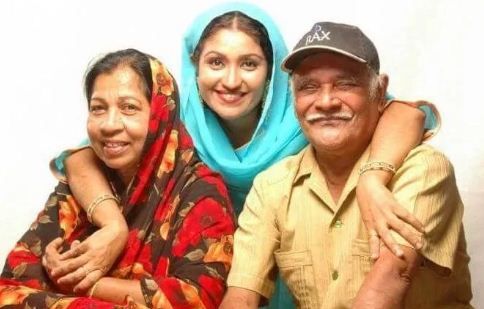 अपने माता-पिता के साथ थेसनी खान