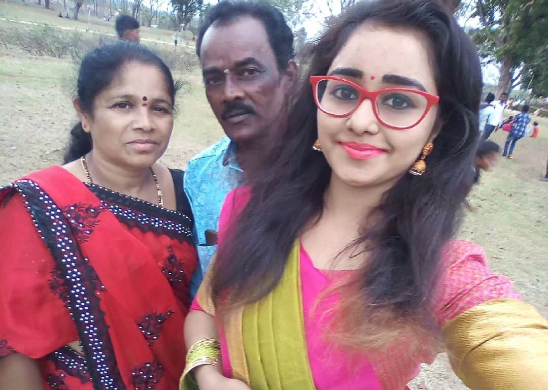 Dhanushree med sine forældre