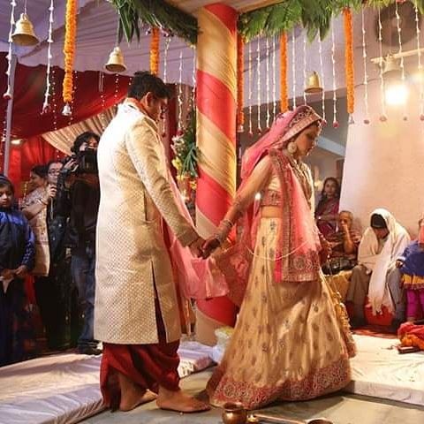 Abijit Ganguly se svou ženou Nidhi Shah během svatebního obřadu