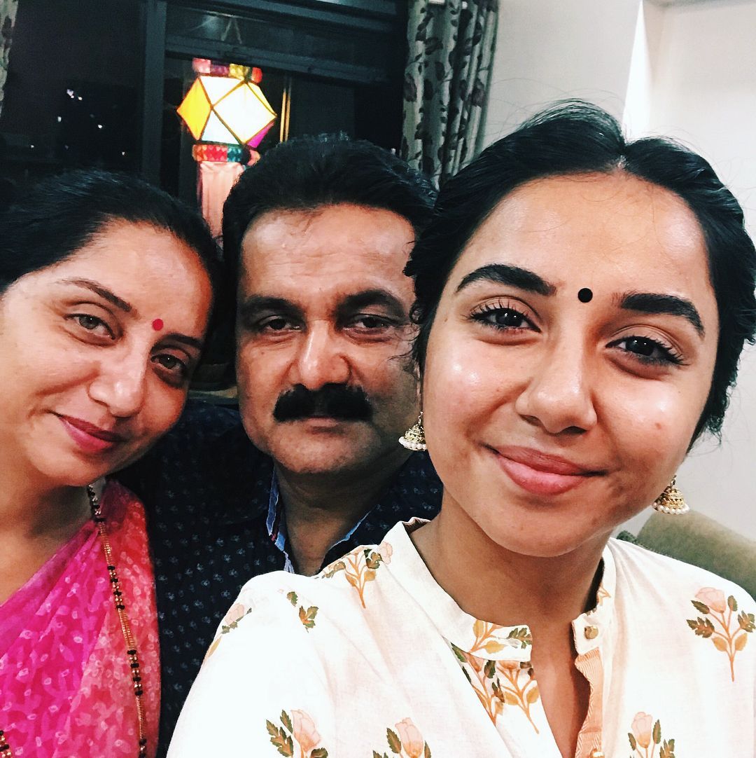 Prajakta Koli com seus pais