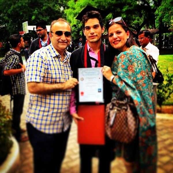Rishabh Sawhney con i suoi genitori