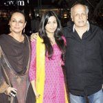 Shaheen Bhatt con i suoi genitori
