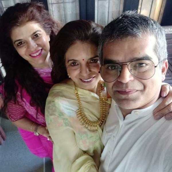 Atul Khatri con le sue sorelle (Anjali all'estrema sinistra e Aruna al centro)