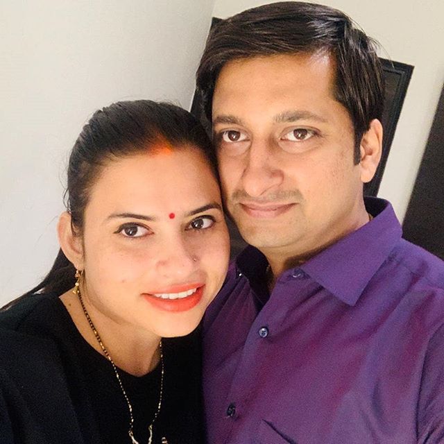 Kavita Tiwari mit ihrem Ehemann