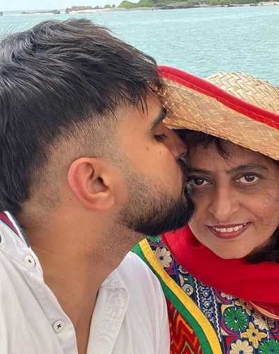 Adil Khan Durrani con sua madre