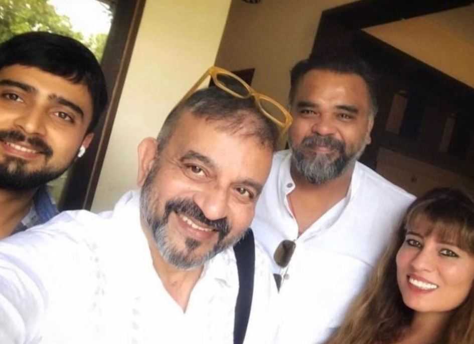 Adil Khan Durrani com seus amigos e irmã