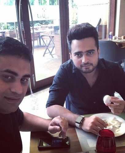 Adil Khan Durrani in un ristorante