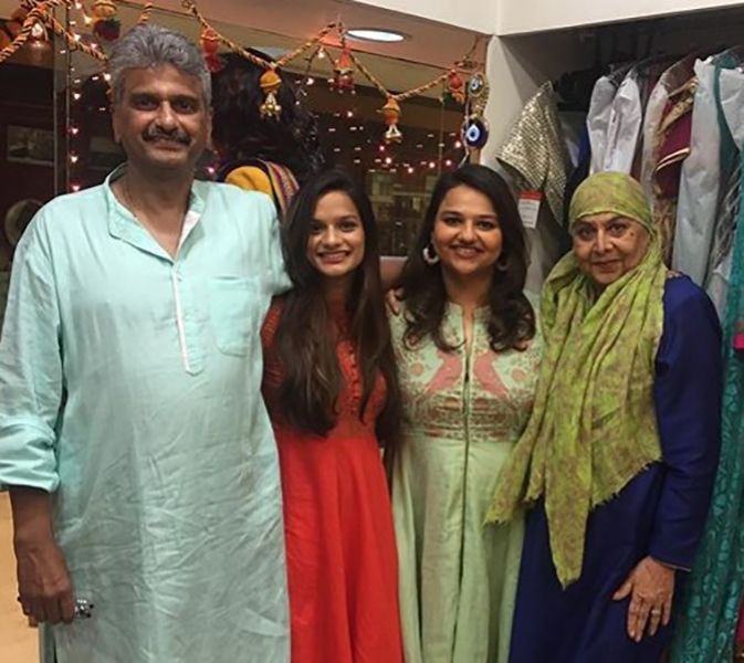 Aneesha Shah ailesiyle birlikte