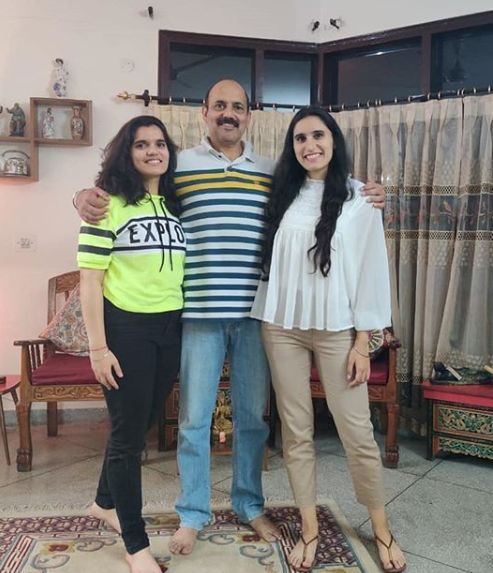 Srishti Sudhera koos õe ja isaga