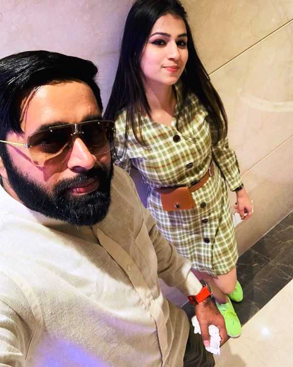 Uma foto de Sunny Arya (Tehelka Prank) com sua esposa