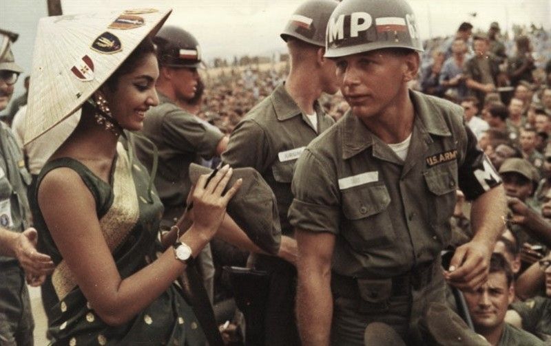 Reita Faria ở Việt Nam cổ vũ quân đội Mỹ trong chiến tranh ở Việt Nam