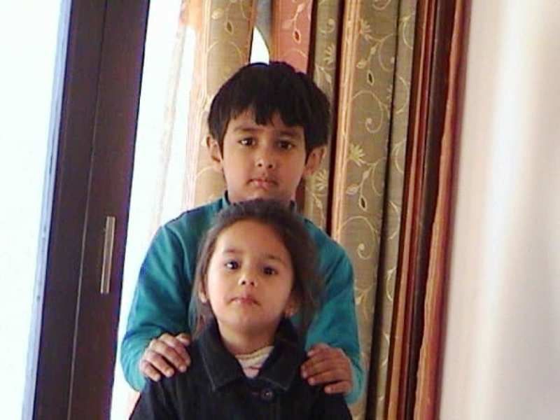 Gambar Masa Kecil Rudhraksh Jaiswal dan Kakaknya