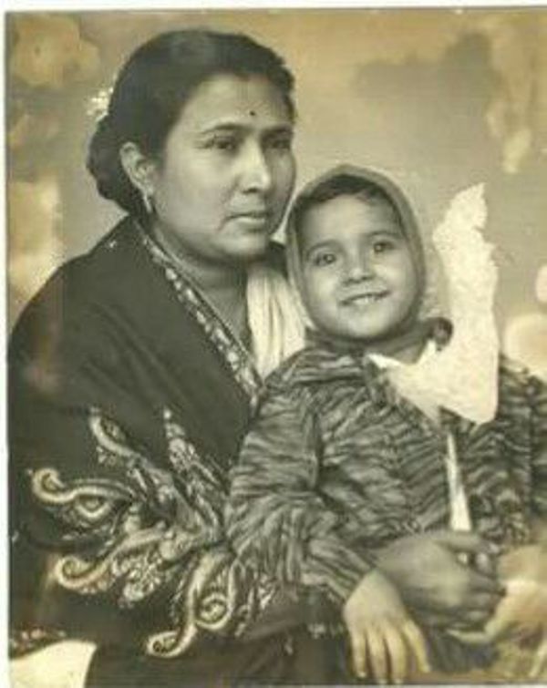 अपनी मां के साथ सर्वदमन डी बनर्जी की बचपन की तस्वीर