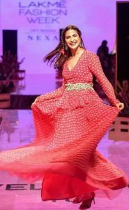 Aahana Kumra caminando por la rampa en Lakme Fashion Week