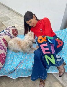 Aahana Kumra con su perro mascota