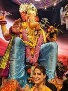 Aahana Kumra avec l'idole du Seigneur Ganesha