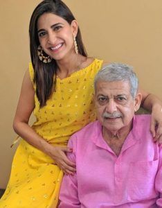 Aahana Kumra med sin far