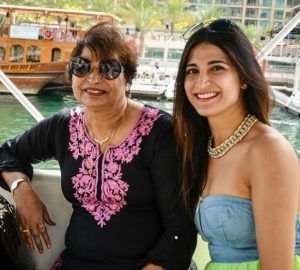 Aahana Kumra med sin mamma