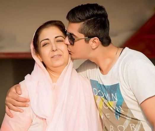 Junaid Niazi avec sa mère