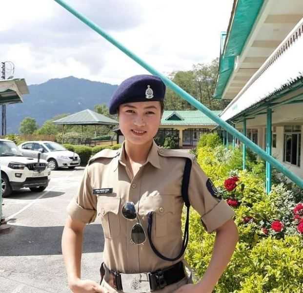 Eksha Kerung in haar politie-uniform