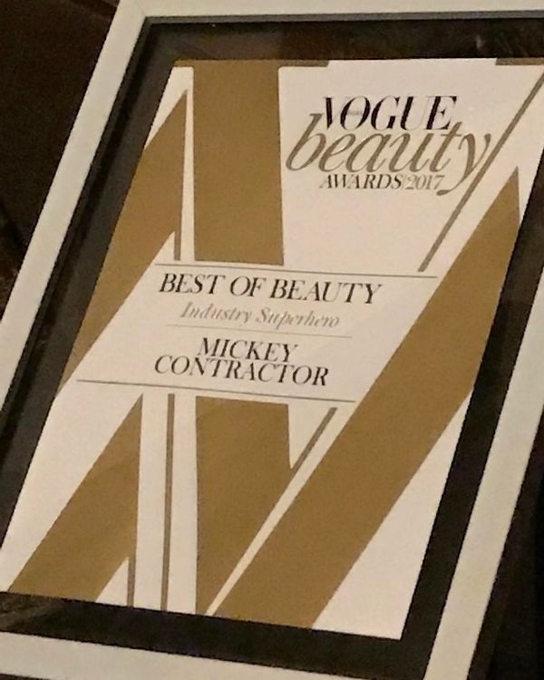 Best of Beauty Award diberikan kepada Mickey Contractor di Vogue Beauty Awards 2017