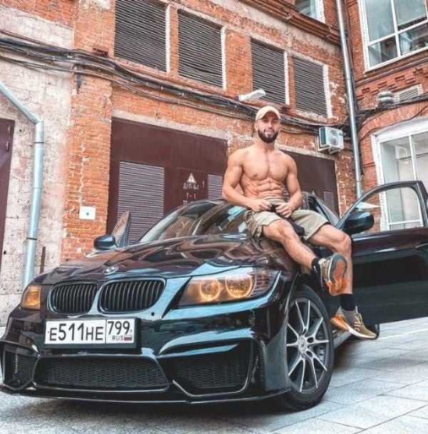 ভ্লাদিমির শমনডেনকো তার BMW গাড়ির সাথে পোজ দিচ্ছেন