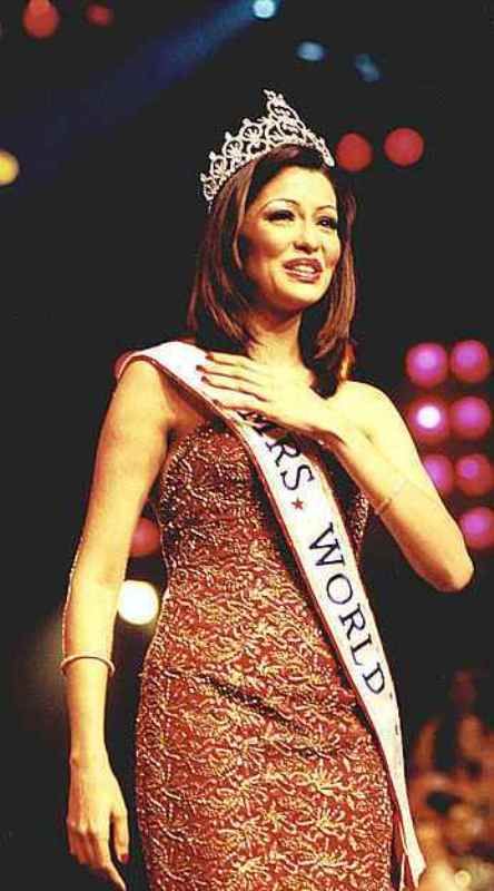 Ang Aditi ay nanalo ng pamagat ng Mrs World-2001