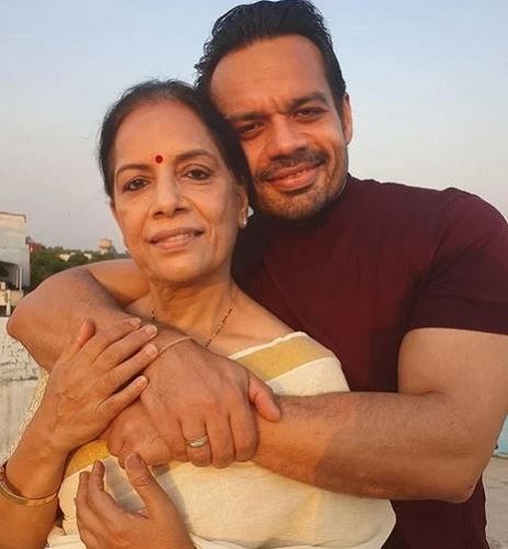 Gaurav Taneja con su madre