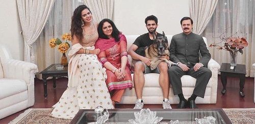 Η Aakriti Rana με την οικογένειά της