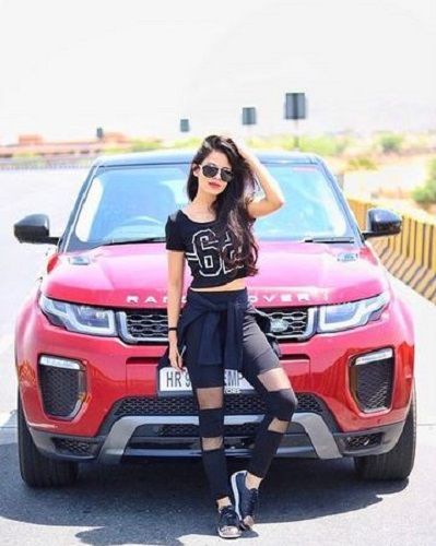 Aakriti Rana met haar auto