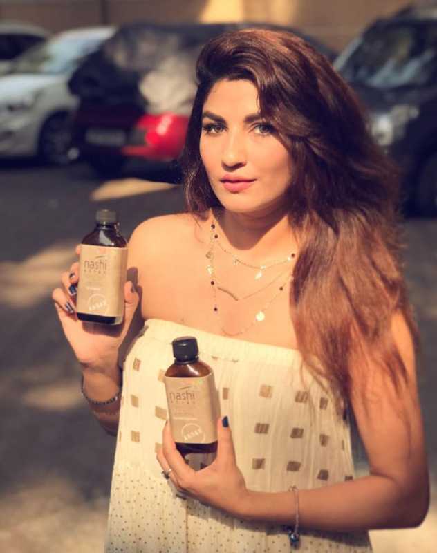 Priyanka Tyagi promovendo produtos