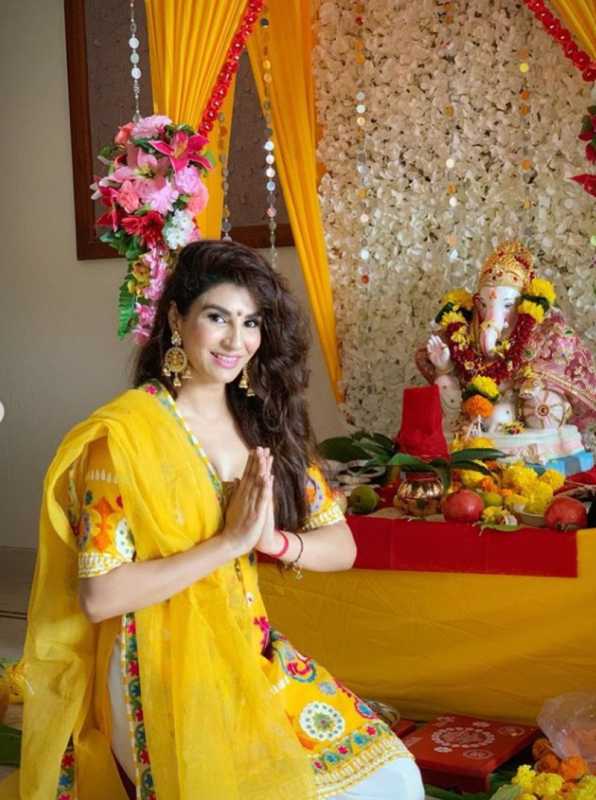 Priyanka Tyagi memuja Dewa Ganesha